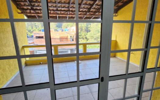 Sobrado no bairro Vila dos Eucaliptos em Franco da Rocha