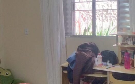 Casa com dois quartos sala cozinha área de serviço e garagem ampla bairro Silva