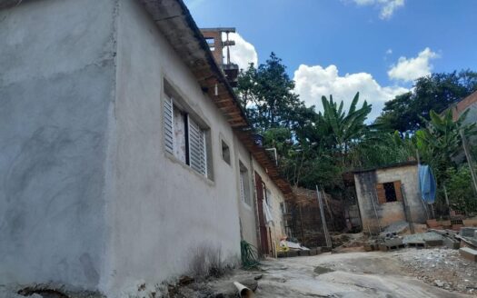 Casa com 3 cômodos e quintal no Bairro Vassoura II em Francisco Morato