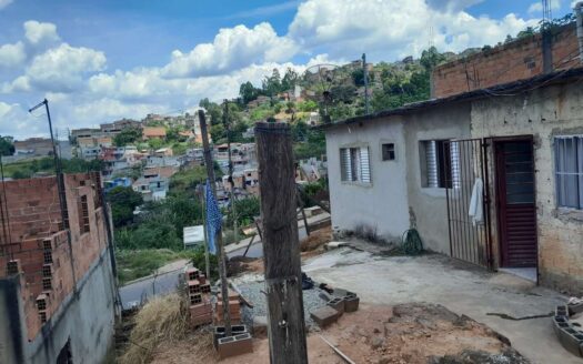 Casa com 3 cômodos e quintal no Bairro Vassoura II em Francisco Morato