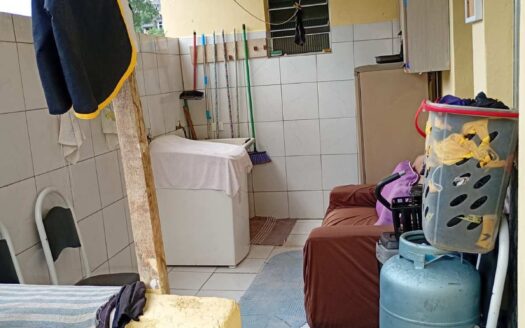 Casa com 3 quartos e mais 3 casas no terreno, no Jardim Liliane