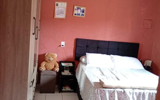 Casa com 3 quartos e mais 3 casas no terreno, no Jardim Liliane