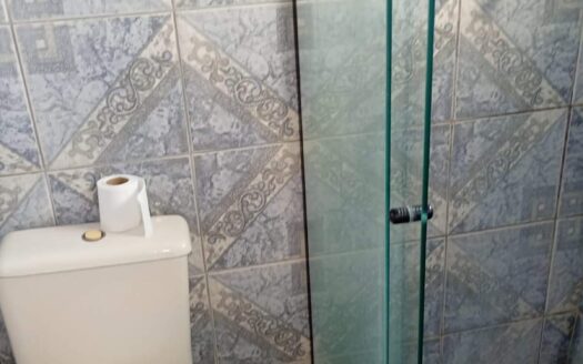 Casa com 3 quartos e mais 3 casas no terreno, no Jardim Liliane