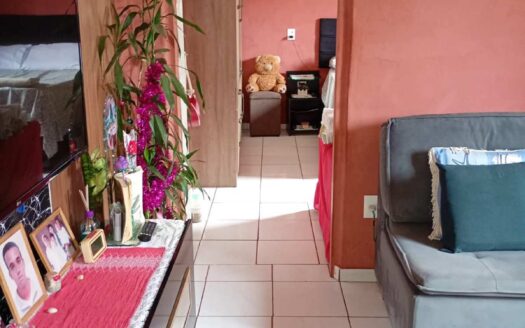 Casa com 3 quartos e mais 3 casas no terreno, no Jardim Liliane