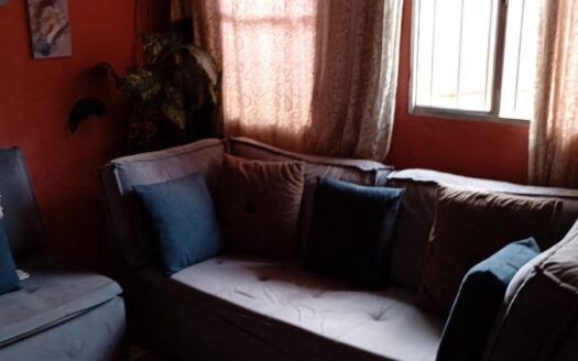 Casa com 3 quartos e mais 3 casas no terreno, no Jardim Liliane