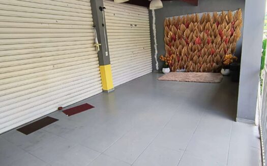 Casa no bairro Jardim dos Reis com salão comercial