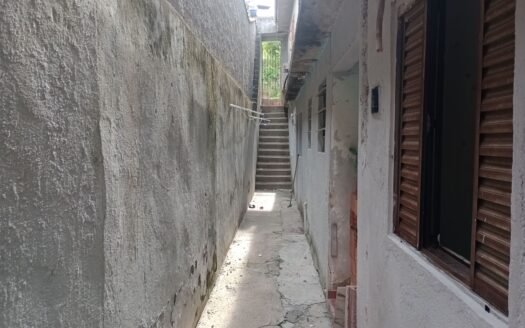 Três casas no mesmo terreno no bairro Água Vermelha em Francisco Morato